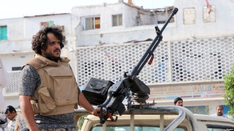 A fighter of the southern Yemeni separatists mans a machine gun mounted on a military vehicle securing an anti-government protest in Aden, Yemen, Jan. 28, 2018.. Photo: Reuters