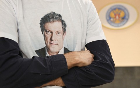 A supporter of presidential candidate Grigory Yavlinsky wears a T-shirt with his image at the Russian Central Election Commission. Photo: Iliya Pitalev/Sputnik via AP