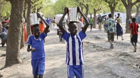 Children carry foodstuff on their heads as they walk in the market in Akobo town, one of the last rebel-held strongholds in South Sudan, Jan. 18, 2018. Photo: AP