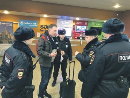 開放俄羅斯黨聖彼得堡黨部負責人Andrei Pivovarov向媒體投訴：黨部成員的一舉一動，都遭到行政部門的監視，其他反對團體也遇到類似情況。專家表示：3月18號投票前，一直到普京確定再度當選後，政府會嚴打所有抗爭活動。