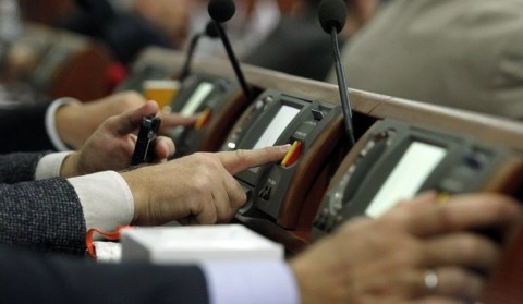 烏克蘭國會2月的簽到簿，423位議員中，只有198位有簽到紀錄。更扯的是，多數議員簽完到就閃，導致2月份所有的法案，全由出席較勤的7名議員主導通過。