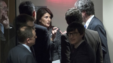 US Ambassador to the UN Nikki Haley, center, confers with members of the Security Council before a scheduled vote on a resolution demanding a 30-day humanitarian cease-fire across Syria, Feb. 24, 2018. Photo: AP