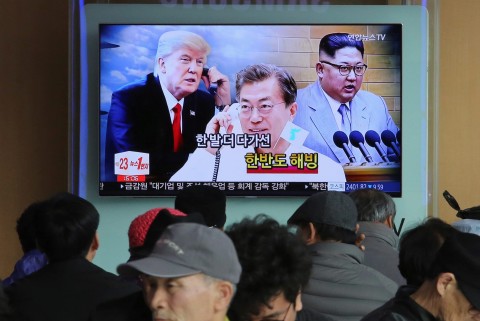 People watch a TV screen showing images of North Korean leader Kim Jong Un (right), South Korean President Moon Jae-in (center) and President Trump on Wednesday, Photo: Ahn Young-joon / AP