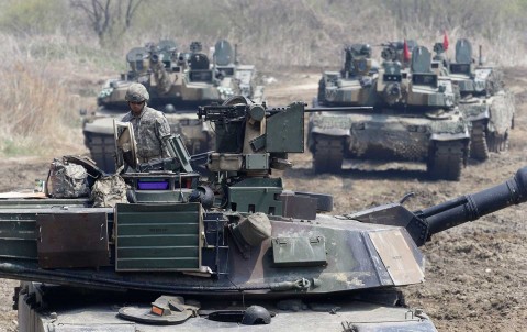 A US Army soldier works on an M1A2 tank during a joint military exercise between the United States and South Korea in Paju, South Korea, near the North Korean border, April 15, 2017. Photo: Ahn Young-joon / AP