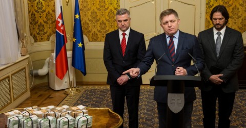 Slovak Prime Minister Robert Fico (center) is flanked by former Robert Kaliňák (right) during the press conference on the murder of Ján Kuciak. Photo: Vladimir Simicek /AFP via Getty Images