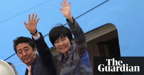 Japanese Prime Minister Shinzo Abe and his wife Akie Abe wave while boarding Air Force One. Photo: Carlos Barria/Reuters