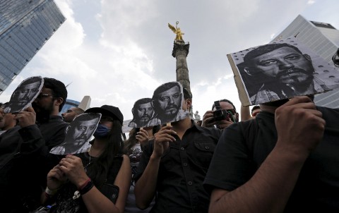 Journalists and activists hold up pictures of slain photojournalist Rubén Espinosa of Veracruz during a protest against his murder in Mexico City August 2, 2015. Photo: Henry Romero / Reuters