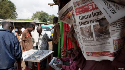 Kenyans read newspapers reporting on the 2017 election. Photo: Reuters