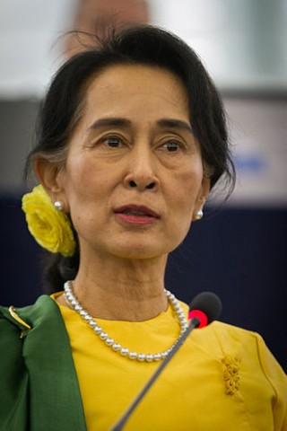 Remise_du_Prix_Sakharov__Aung_San_Suu_Kyi_Strasbourg_22_octobre_2013-1_20180330-082418_1