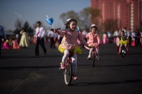 故金日成氏の生誕祝う祭典開幕、子どもら見事な一輪車も 平壌