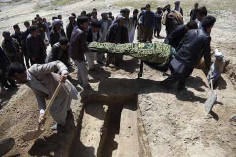 Afghan men bury a victim of Sunday's suicide attack at a voter registration center, in Kabul, Afghanistan, Monday, April 23, 2018. Photo: Rahmat Gul / AP 