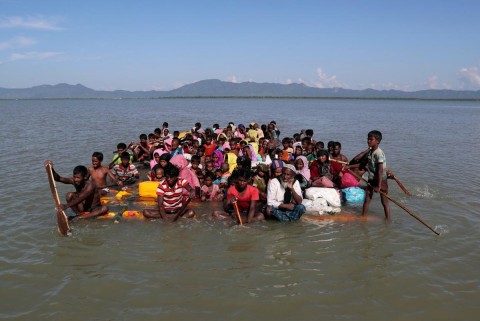  Rohingya refugees cross the Naf River with an improvised raft to reach to Bangladesh at Sabrang near Teknaf, Bangladesh November 10, 2017. Photo: Mohammad Ponir Hossain/ Reuters 