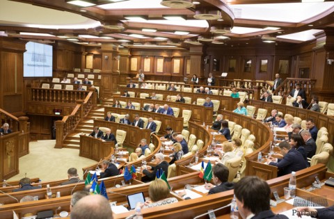 Право на объединение может быть включено в Конституцию Республики Молдова в полном объеме его форм. Парламент рассмотрел сегодня проект поправок к Основному закону и принял его в первом чтении.