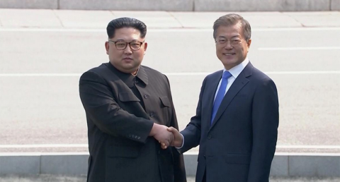 South Korean President Moon Jae-in and North Korean leader Kim Jong Un shake hands as they arrive for talks at the inter-Korean summit at the truce village of Panmunjom April 27, 2018. Photo: Reuters screen capture