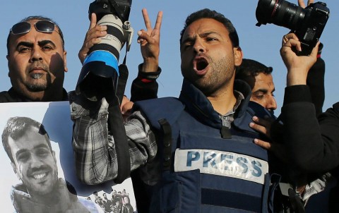 Journalists take part in a protest against the killing of Palestinian journalist Yasser Murtaja by Israeli forces at the Israel-Gaza border, in the southern Gaza Strip, April 8, 2018. (Reuters / Ibraheem Abu Mustafa)
