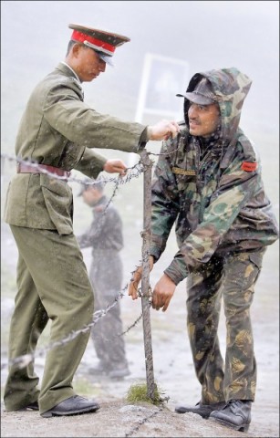 中印邊界爆衝突 兩軍互推砸石塊