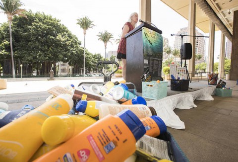 Lisa Bishop, president of Friends of Hanauma, speaks in support of a bill banning sunscreens with oxybenzone in Hawaii at the state Capitol on April 18. Photo: Cindy Ellen Russell / Crussell@StarAdvertiser.com