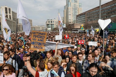 Protesters carry paper airplanes in Moscow – a reference to the banned app’s logo. Photo: Reuters