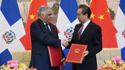 Außenminister Miguel Vargas (l.) und Wang Yi in Peking