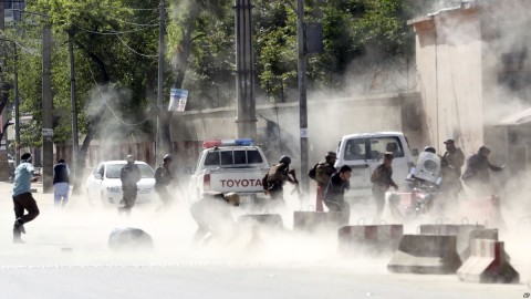 Security forces run from the site of a suicide attack after the second bombing in Kabul, Afghanistan, Monday, April 30, 2018. Photo: AP file