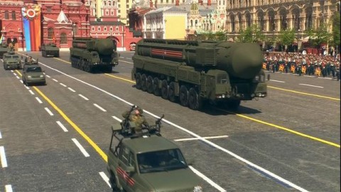 「迎撃不能の無敵の兵器」モスクワの軍事パレードに登場