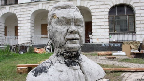 在基輔法庭上，烏克蘭前總統亞努科維奇的審判繼續進行。亞努科維奇被指控犯有叛國罪。烏克蘭總檢察長打算要求為前總統的無期徒刑。