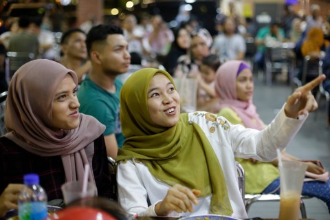 Malaysians at a restaurant in Kuala Lumpur react as they watch TV showing former strongman Mahathir Mohamad being sworn in as the new prime minister May 10. Photo: AP
