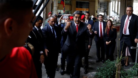 Venezuela's re-elected President Nicolas Maduro gestures after receiving a certificate confirming him as winner of Sunday's election, at the National Electoral Council (CNE) in Caracas, May 22, 2018. Photo: Reuters