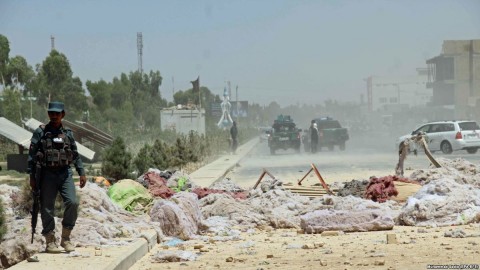 Afghan security officials inspect the scene of a bomb explosion in Kandahar on May 22. Photo: Muhammad Sadiq / EPA-EFE