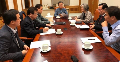 South Korean President Moon Jae In holds an emergency midnight meeting with top national-security officials at the presidential Blue House after Donald Trump's cancellation of his nuclear summit with Kim Jong Un. Photo: Reuters / Blue House
