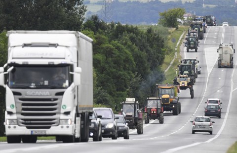 Farmers on tractors head to Bratislava for better justice and transparency