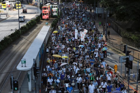 香港舉辦大規模遊行，抗議「雨傘運動」領導人遭判刑