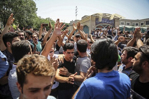 自2012年以來，伊朗人因為通貨膨脹物價高漲，在德黑蘭街頭舉行最大的抗議活動