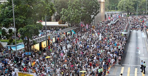 逾10萬港人遊行 聲援16位入獄抗爭人士