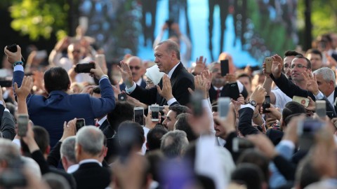 Vor dem Präsidentenpalast nimmt Erdogan ein Bad in der Menge. 