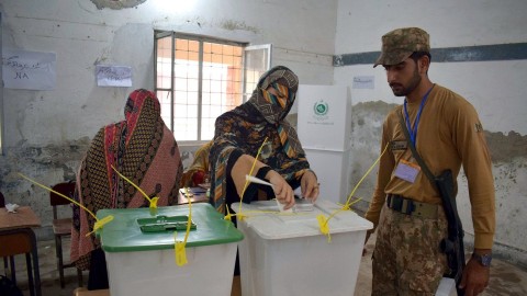 Eine Frau gibt in einem Wahllokal in Peschawar ihre Stimme ab.