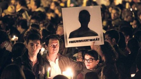 „Keine Toten mehr “ steht auf dem Plakat, das ein Mann bei einer Demonstration in Bogotá Anfang des Monats hochhält.