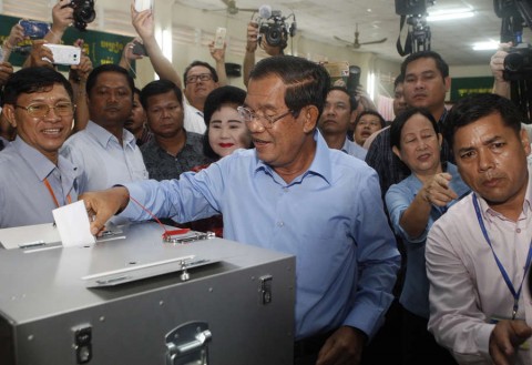 柬埔寨人在沒有反對的情況下進行「假」選舉投票