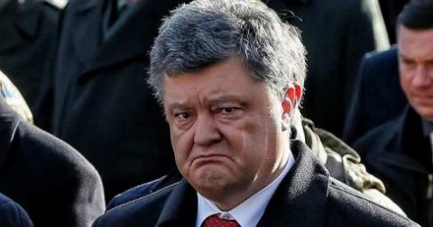 Украина в шоке: СБУ завела дело о госизмене против Порошенко. Поводом для разбирательства стала информация о том, что Порошенко в августе минувшего года подарил полку спецназа 100 снайперских комплексов на сумму в 500 миллионов гривен. В ведомстве ему сообщили, что в соответствии  с договором о закупке товаров на благотворительные средства военным было передано не 100, а 98 единиц оружия, причем не боевого, а охотничьего.