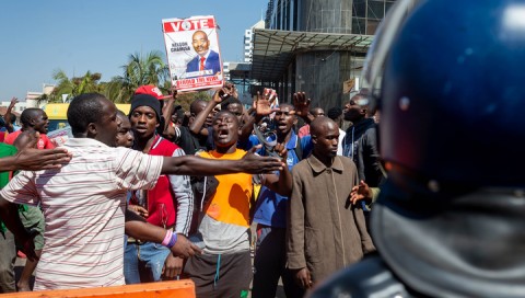非洲辛巴威舉行總統與議會選舉，這是強人Robert Mugabe統治40年後的首次大選。結果揭曉後，軍隊卻火速上街，向反對派支持者實彈射擊。