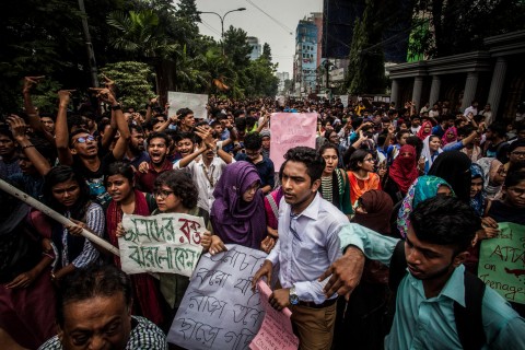孟國路權遊行：美大使車隊現身孟加拉千名學生示威，慘遭武裝份子襲擊