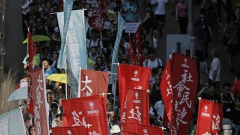 上千香港民眾上街遊行