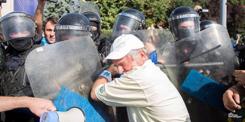 Auseinandersetzung zwischen Demonstrierenden und einem Polizisten am Freitag in Bukarest