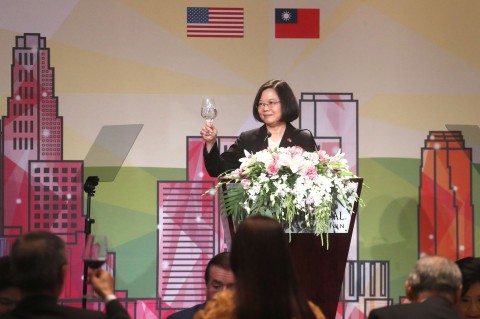 台湾総統、米国で15年ぶりスピーチ 中国は抗議