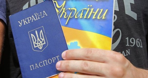 烏克蘭最高拉達的副手提議剝奪所有的收到俄羅斯護照的烏克蘭人的國籍。議員要求自動撤銷在"被佔領土"獲得俄羅斯公民身份的所有的烏克蘭人的護照。