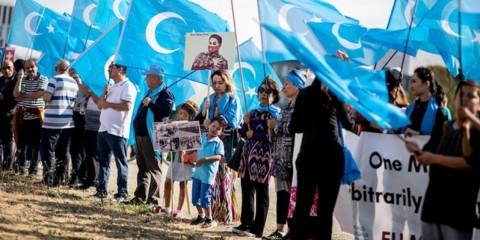 Eine Demonstration vor dem Kanzleramt für eine Verbesserung der Situation der Uiguren