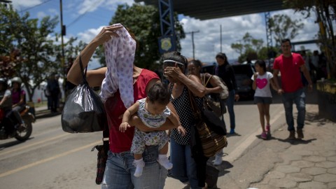 経済苦境深まるベネズエラ、市民がブラジルに逃避　国境キャンプ攻撃も