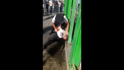 警察打了一個男人