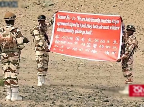 印度軍方近日模擬與中方對峙時的狀況，拉出中英文布條，呼籲中方軍隊「請回去吧」