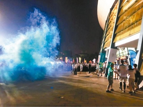 世大運開幕當晚年改團體到場館抗議，並丟擲煙霧彈，連日來成為萬眾指責的焦點